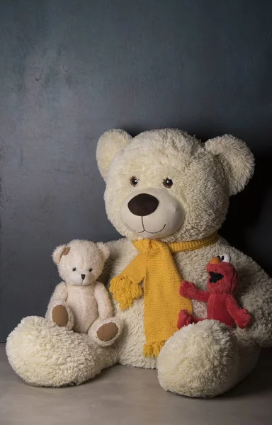 Teddybären Und Rosa Spielzeug Auf Grauem Hintergrund — Stockfoto