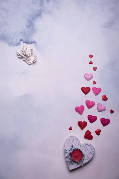 曇っている背景に白い天使図と赤ハートのバレンタインの日カード テンプレート — ストック写真