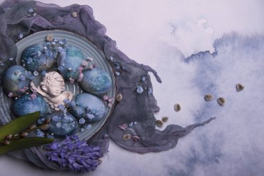 Mutlu paskalya kartı şablonu melek figürü plaka üzerinde renkli yumurta ve çorbaları mavi eşarp tarih içinde