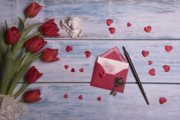 Valentijnsdag Kaartsjabloon Met Brief Een Envelop Rode Harten Tulpen Houten — Stockfoto