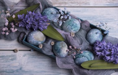 Mutlu Paskalya kartı şablonu renkli yumurta ve çiçeklerle