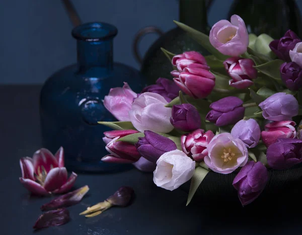 Ramo Varios Tulipanes Con Botellas Color Fondo — Foto de Stock