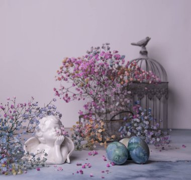 Mutlu paskalya kartı şablonu ile oluşturma melek figürü, renkli yumurta ve Kuru çiçekler