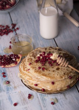 süt ve tereyağı ile tabakta bal ile nar taneleri, krep, kapat