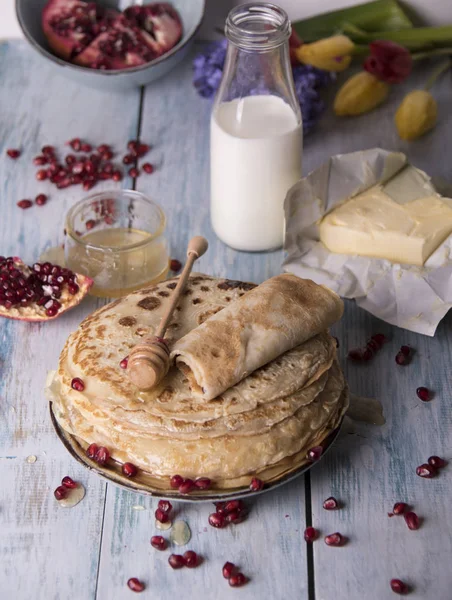 Krep nar taneleri, süt ve tereyağı ile tabakta bal ile haddelenmiş