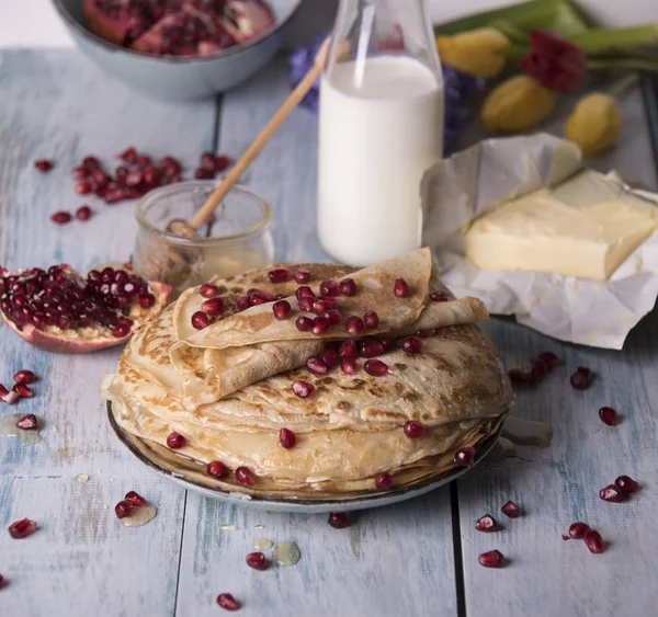 Krep nar taneleri, süt ve tereyağı ile tabakta bal ile haddelenmiş