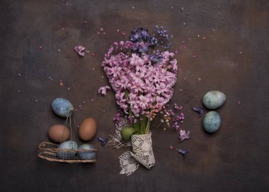 Mutlu Paskalya kartı şablonu renkli yumurta ve renkli çiçeklerle