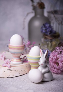 Mutlu Paskalya kartı şablonu ile kuru ağaç dalları zemin üzerine sümbül çiçek