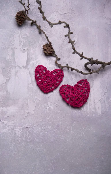 Modelo Cartão Dia Dos Namorados Com Corações Vime Vermelho Pendurados — Fotografia de Stock