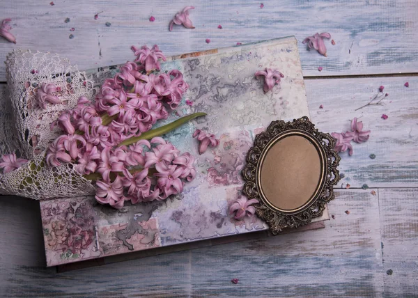 Komposition Aus Hyazinthenblüten Gealtertem Buch Und Vintage Objekt — Stockfoto