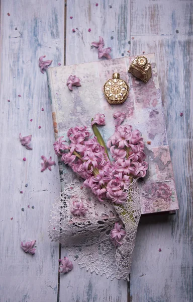 Composição Flores Jacinto Livro Envelhecido Perfumes Vintage — Fotografia de Stock