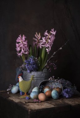 Mutlu Paskalya kartı şablonu taze çiçekler ve yumurta ile