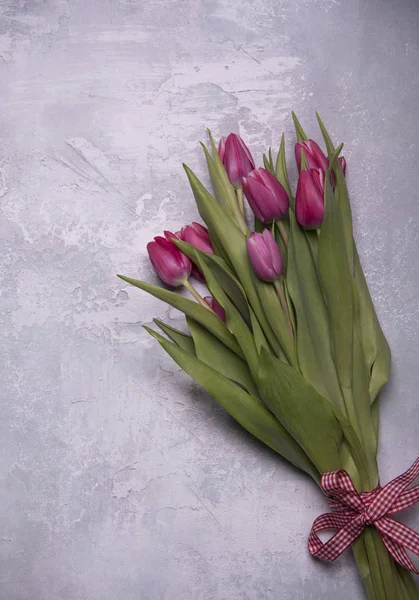 Vue Bouquet Frais Fleurs Tulipes Avec Ruban Rouge Sur Fond — Photo