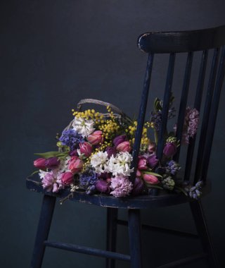 vintage sandalye ahşap sepet içinde farklı bahar çiçekleri bileşimi
