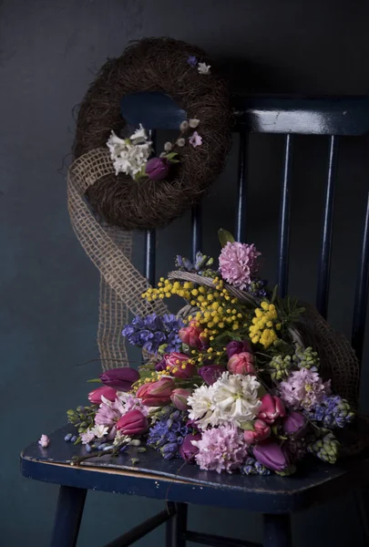 Composición Diferentes Flores Primavera Cesta Madera Silla Vintage — Foto de Stock