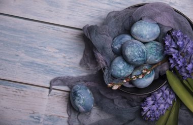 Mutlu paskalya kartı şablonu ile renkli yumurta mavi eşarp ve çiçekler üzerinde yalan