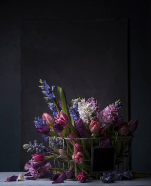 farklı bahar çiçekleri koyu arka plan üzerinde metal sepet içinde kompozisyon  