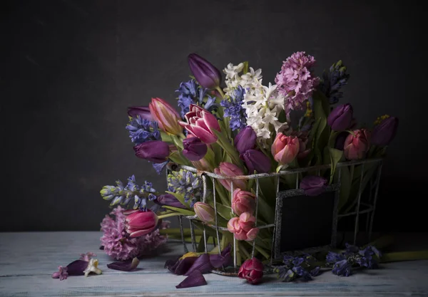 Composición Diferentes Flores Primavera Canasta Metal Sobre Fondo Oscuro — Foto de Stock