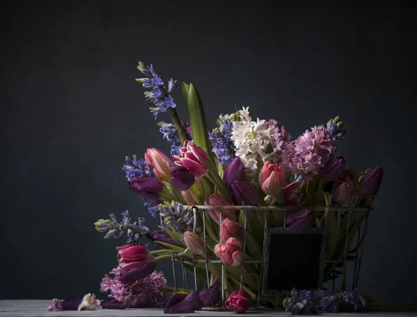 Composición Diferentes Flores Primavera Canasta Metal Sobre Fondo Oscuro — Foto de Stock