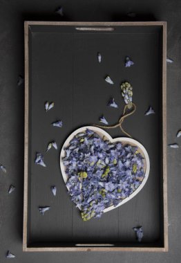 Kalp şeklinde tahta ahşap arka plan üzerinde yatan ortanca yaprakları 