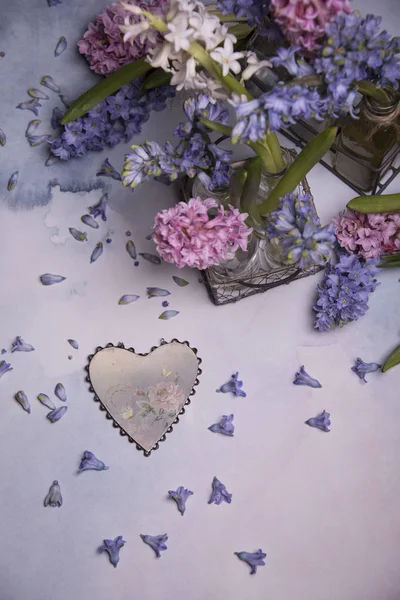 紙のハート 古い本とカラフルな生花がバレンタインの日カード テンプレート — ストック写真