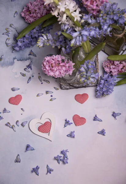 カラフルなハートとカラフルな生花がバレンタインの日カード テンプレート — ストック写真