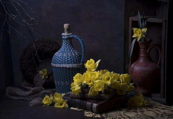 Composición Flores Narcisas Amarillas Libros Antiguos Jarra Azul Servilleta Ganchillo — Foto de Stock