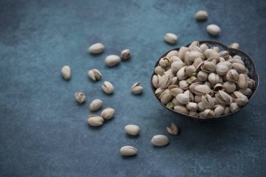 kase mavi zemin üzerine Antep fıstığı, yakın çekim 