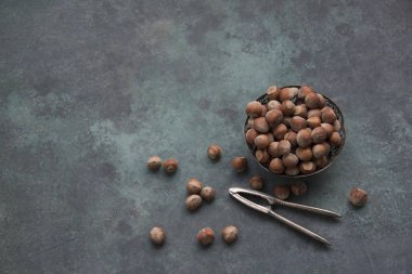 fındık kase gri arka plan üzerinde kapat 
