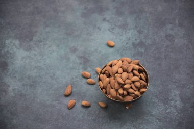 badem kase mavi zemin üzerine yakın çekim 