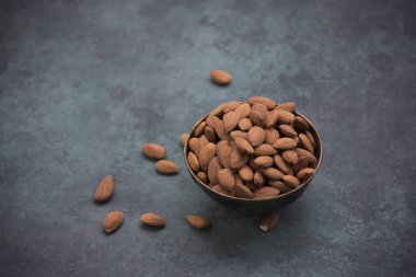 badem kase mavi zemin üzerine yakın çekim 