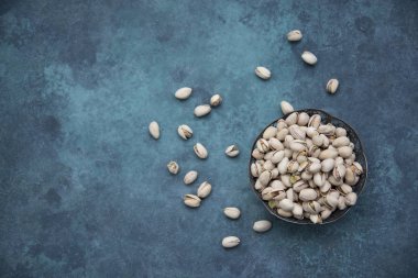 kase mavi zemin üzerine Antep fıstığı, yakın çekim 