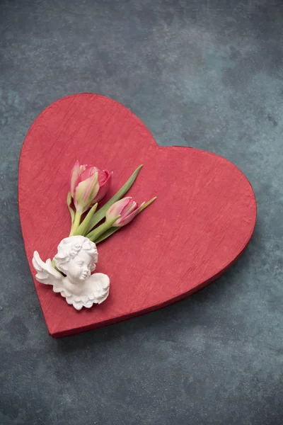 Σύνθεση Κόκκινη Καρδιά Λευκό Άγγελος Φιγούρα Και Τουλίπα Λουλούδια — Φωτογραφία Αρχείου
