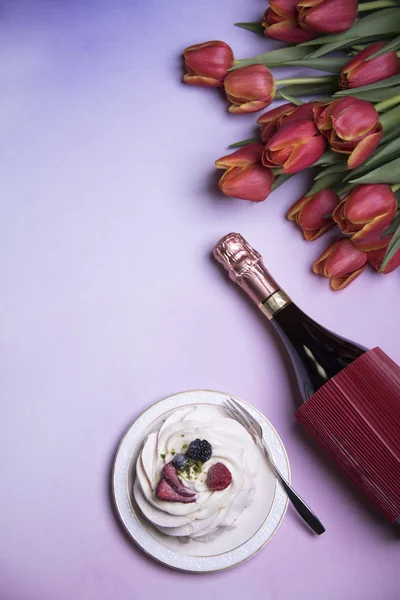 Composición Sabroso Pastel Crema Botella Champán Flores Tulipanes Rojos — Foto de Stock