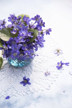 lekeli arka planda vazo menekşe çiçekler yakın 