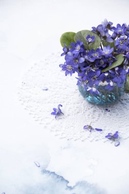 lekeli arka planda vazo menekşe çiçekler yakın 