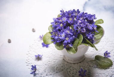 Yumurta ve taze menekşe çiçekler ile Happy Easter kart şablonu