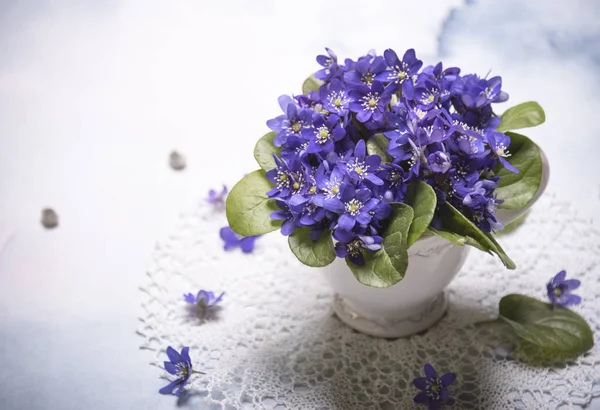 Yumurta ve taze menekşe çiçekler ile Happy Easter kart şablonu