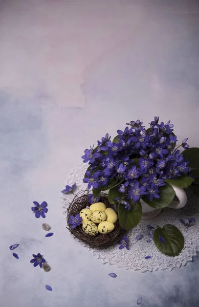 Buon Modello Carta Pasqua Con Uova Fiori Viola Freschi — Foto Stock