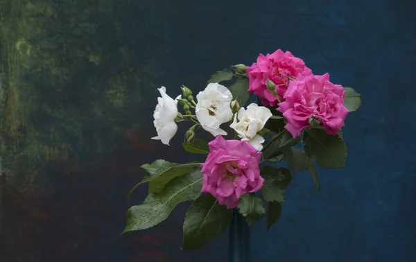 粉红色和白色玫瑰花束在花瓶在黑暗的背景 — 图库照片