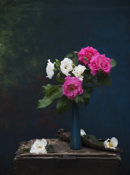 Ροζ Και Λευκά Τριαντάφυλλα Ανθοδέσμη Βάζο Σκούρο Φόντο — Φωτογραφία Αρχείου