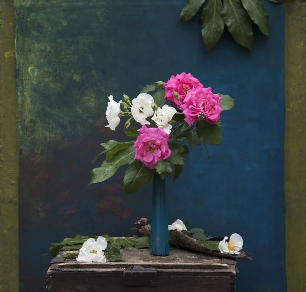 Rosa Und Weiße Rosen Strauß Der Vase Auf Dunklem Hintergrund — Stockfoto