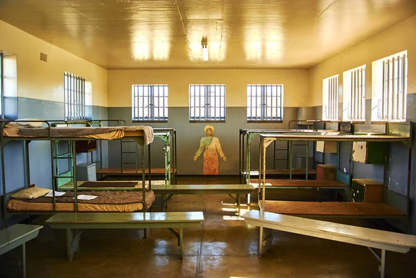 Robben Adası (değişik: Robbeneiland) ada tablo koyda Bloubergstrand sahil batısında, Cape Town, Güney Afrika. Adı 