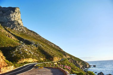 Onun parlak renkli evler pembe, yeşil, mavi ve turuncu düşünüyorum Bo Kaap bilinir. Güney Afrika, Bo Kaap Müzesi ve Cape Malay yiyecek baharatlı güzelliklerini Auwal Mescidi ilk ve en eski Camii diğer tur olayları içerir.