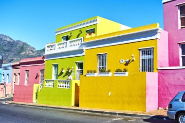 Onun parlak renkli evler pembe, yeşil, mavi ve turuncu düşünüyorum Bo Kaap bilinir. Güney Afrika, Bo Kaap Müzesi ve Cape Malay yiyecek baharatlı güzelliklerini Auwal Mescidi ilk ve en eski Camii diğer tur olayları içerir.