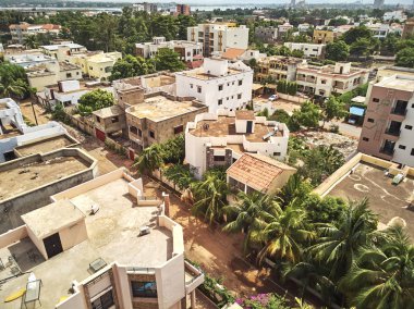 Bamako başkenti ve en büyük şehri ve Mali, 1.8 milyon nüfusa sahip şehridir. 2006 yılında, bu tahmini Afrika'da en hızlı büyüyen şehir olmak ve altıncı en hızlı dünyada oldu. Bu upp bölmek ivinti yakınındaki Nijer nehri üzerinde yer almaktadır