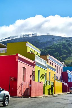 Onun parlak renkli evler pembe, yeşil, mavi ve turuncu düşünüyorum Bo Kaap bilinir. Güney Afrika, Bo Kaap Müzesi ve Cape Malay yiyecek baharatlı güzelliklerini Auwal Mescidi ilk ve en eski Camii diğer tur olayları içerir.