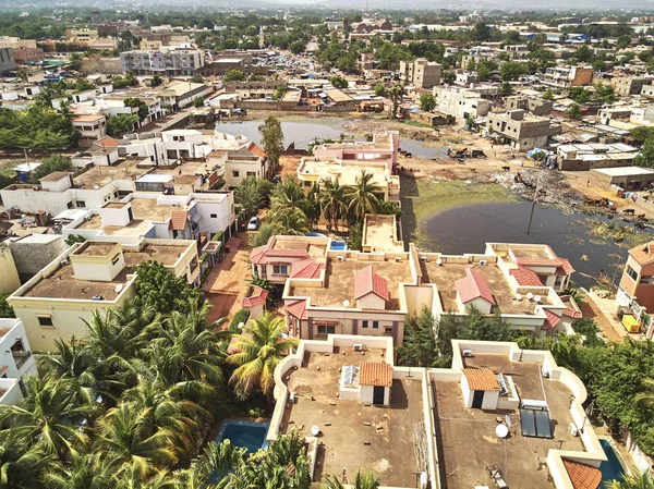 Bamako başkenti ve en büyük şehri ve Mali, 1.8 milyon nüfusa sahip şehridir. 2006 yılında, bu tahmini Afrika'da en hızlı büyüyen şehir olmak ve altıncı en hızlı dünyada oldu. Bu upp bölmek ivinti yakınındaki Nijer nehri üzerinde yer almaktadır