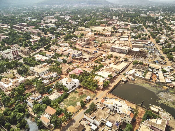 巴马科是马里的首都和最大城市 人口180万 据估计 2006年 它是非洲增长最快的城市 也是世界上第六快 它坐落在尼日尔河 附近的急流 Upp — 图库照片