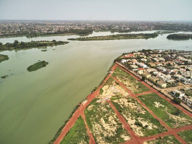 Bamako başkenti ve en büyük şehri ve Mali, 1.8 milyon nüfusa sahip şehridir. 2006 yılında, bu tahmini Afrika'da en hızlı büyüyen şehir olmak ve altıncı en hızlı dünyada oldu. Bu upp bölmek ivinti yakınındaki Nijer nehri üzerinde yer almaktadır